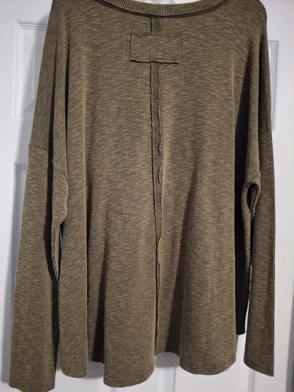 2X Easel LOVE Patch Appliqué Long Sleeve Top - Olive Brown - Picture 3 of 8